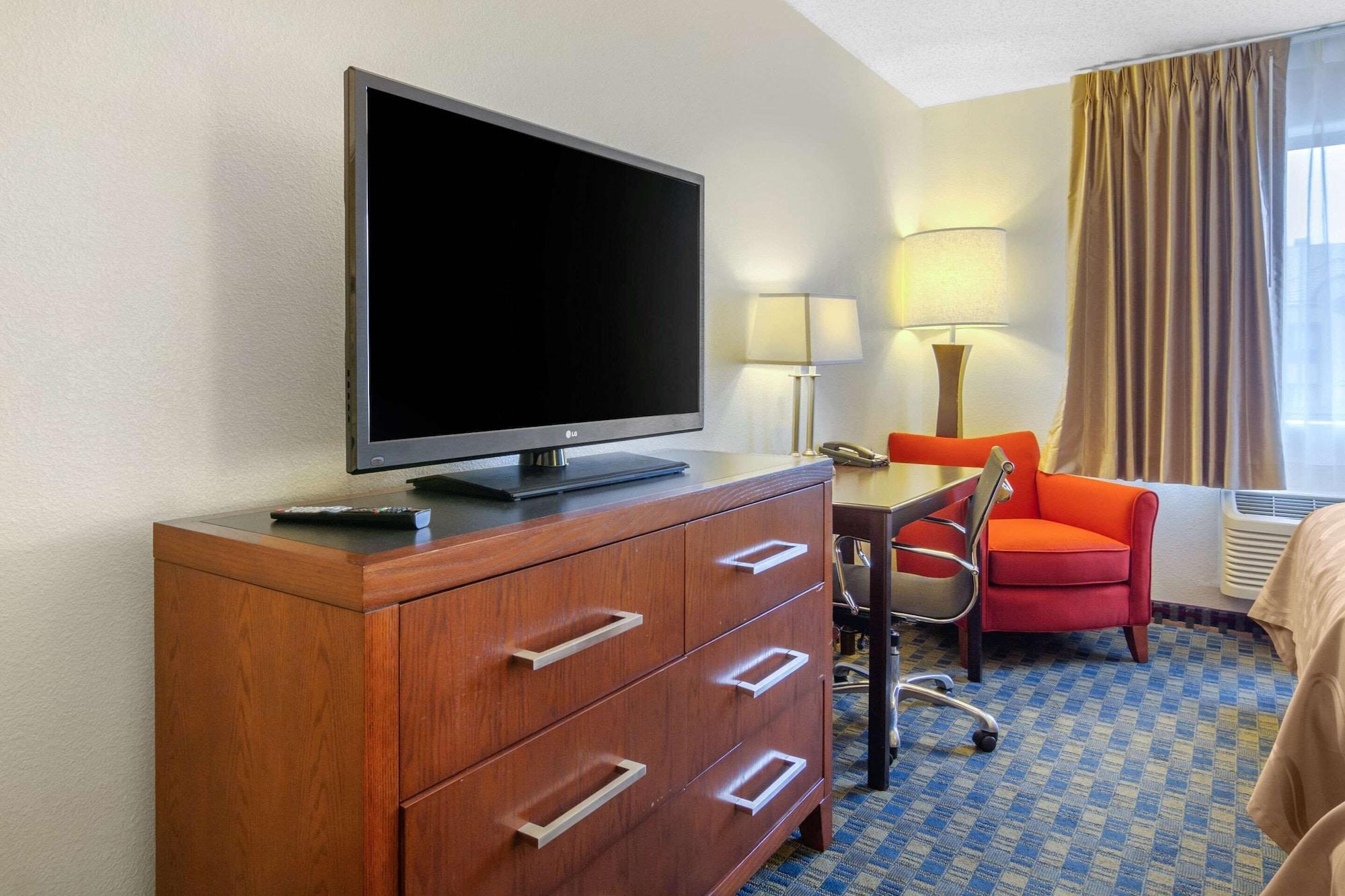 Quality Inn & Suites Lakewood - Denver Southwest Bagian luar foto