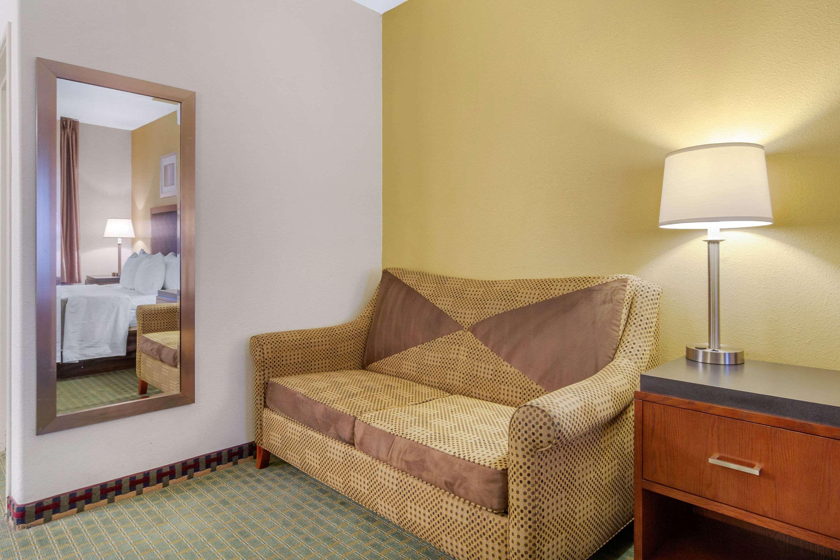 Quality Inn & Suites Lakewood - Denver Southwest Bagian luar foto