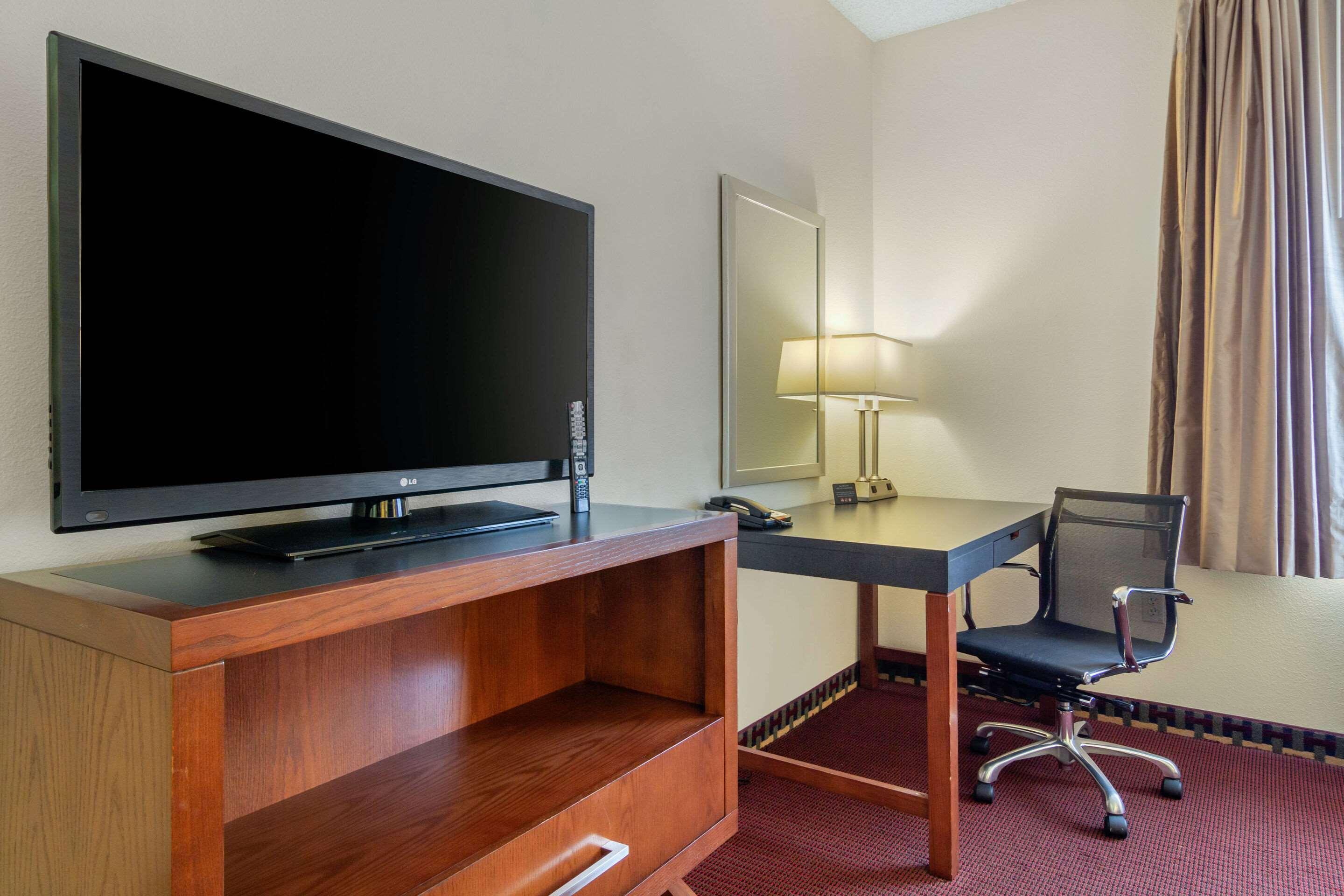 Quality Inn & Suites Lakewood - Denver Southwest Bagian luar foto