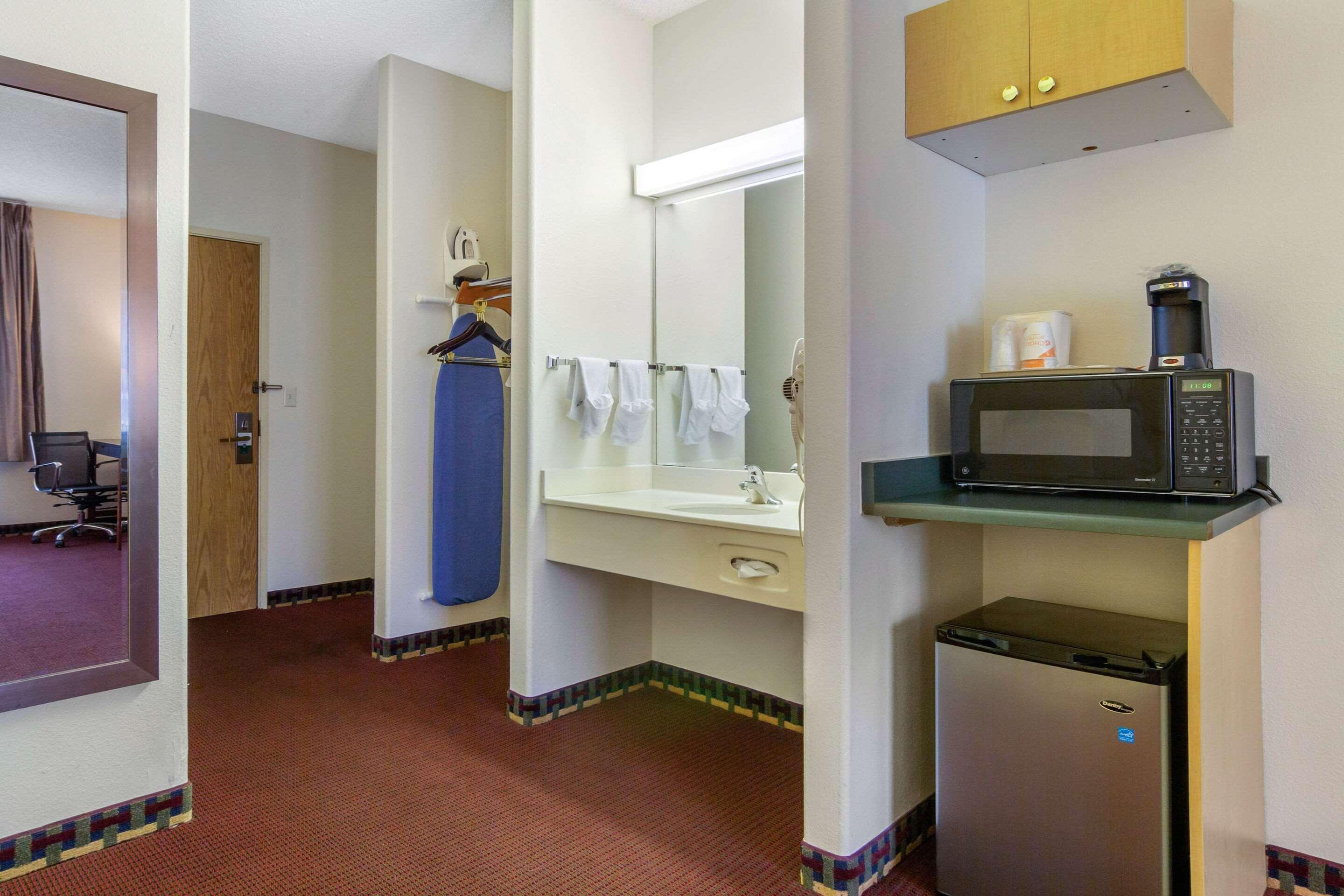 Quality Inn & Suites Lakewood - Denver Southwest Bagian luar foto