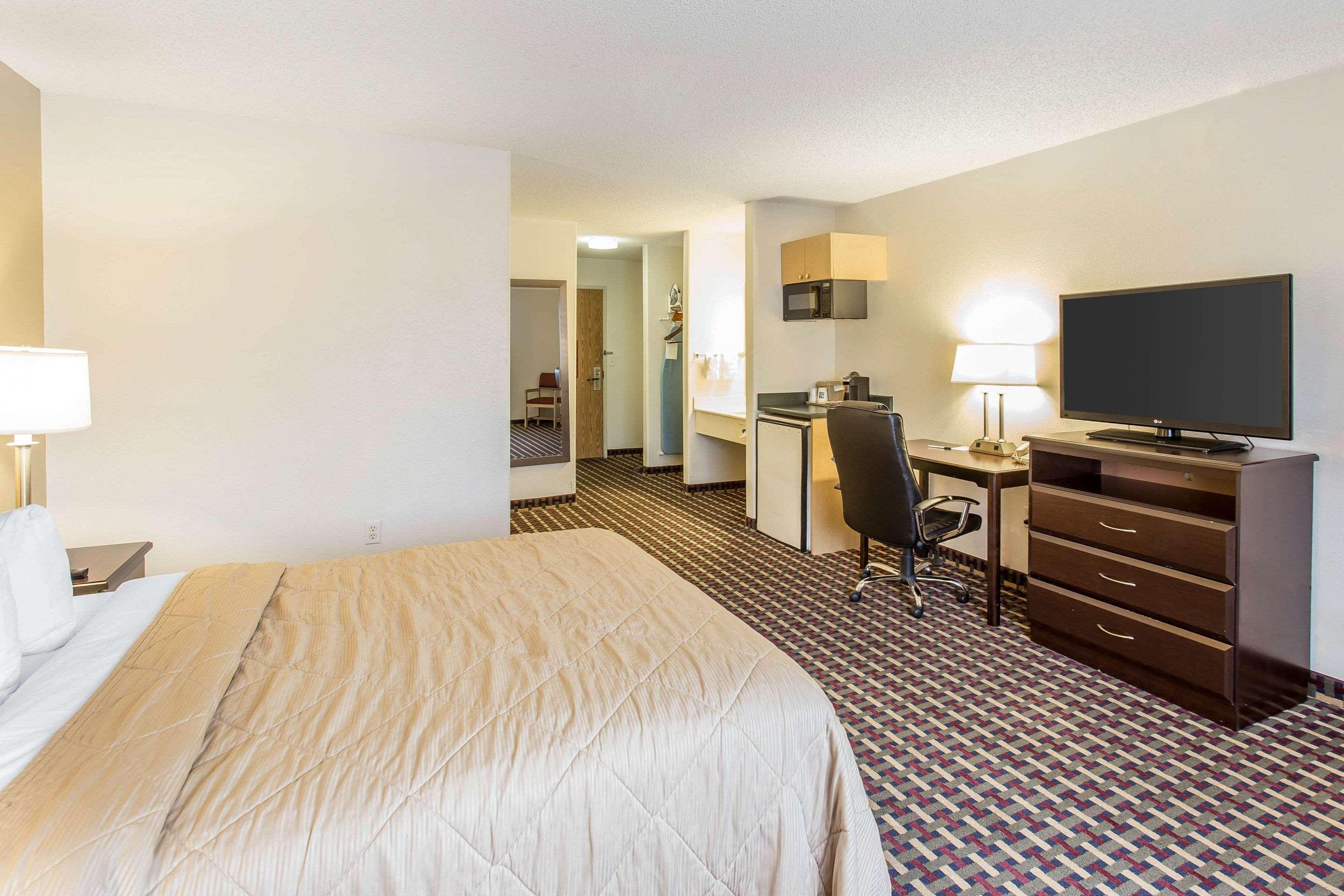 Quality Inn & Suites Lakewood - Denver Southwest Bagian luar foto